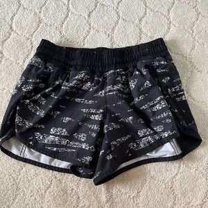 Lululemon Tracker Low Rise 4” black size 6 shorts